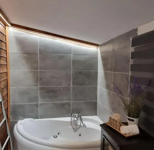 ξύλινο κτήμα παππά Σαλέ *